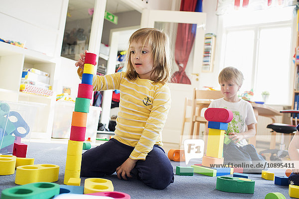 Schweden  Kinder spielen im Kindergarten
