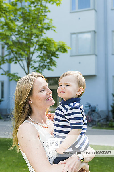 Schweden,  Sodermanland,  Nacka,  Finnboda Hamn,  Mutter und Kind (18-23 Monate) im Park