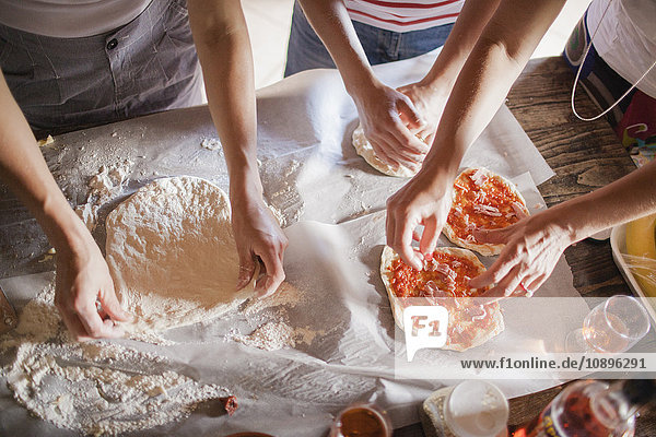 Italien Toskana Frauen die hausgemachte Pizzen zubereiten