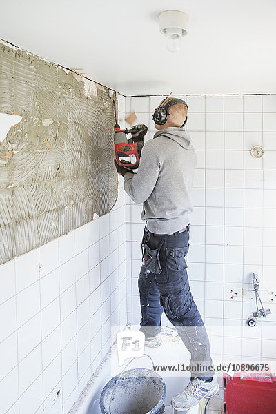 Schweden  Junger Mann renoviert Haus