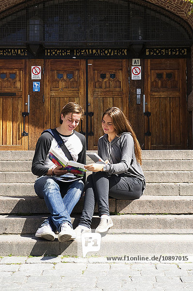 Schweden Stockholm Ostermalm Schüler sitzen auf Treppen vor dem Schulgebäude