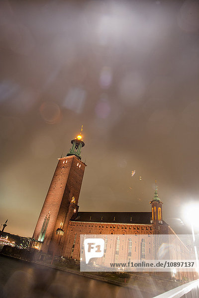 Schweden  Stockholm  Beleuchtetes Rathaus bei Nacht