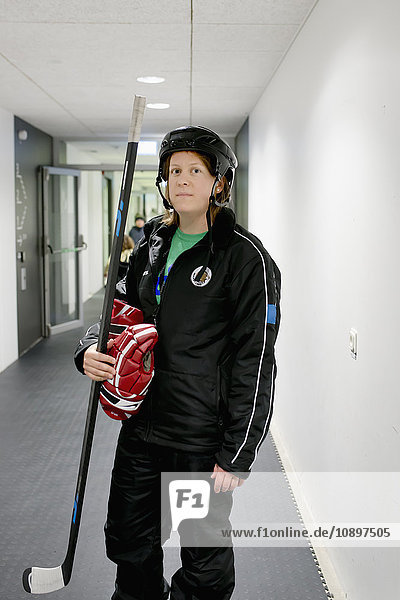 Schweden Eishockeyspielerin im Flur stehend