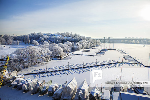 Schweden  Stockholm  Sodermalm  Blick auf die Marina im Winter