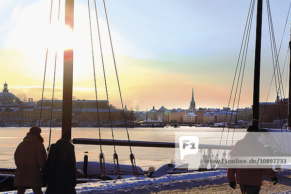 Schweden  Stockholm  Ostermalm  Strandvagen  Waterfront bei Sonnenuntergang