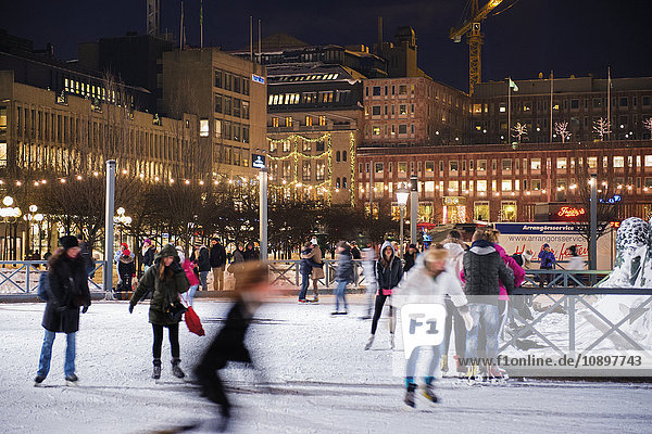 Schweden  Stockholm  Kungstradgarden  Eislaufplatz bei Nacht