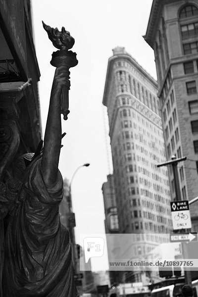 USA  New York State  New York City  Manhattan  Freiheitsstatue und Flatiron-Gebäude