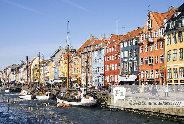 Dänemark,  Kopenhagen,  Nyhamn,  Gebäudefassaden entlang des Flusses
