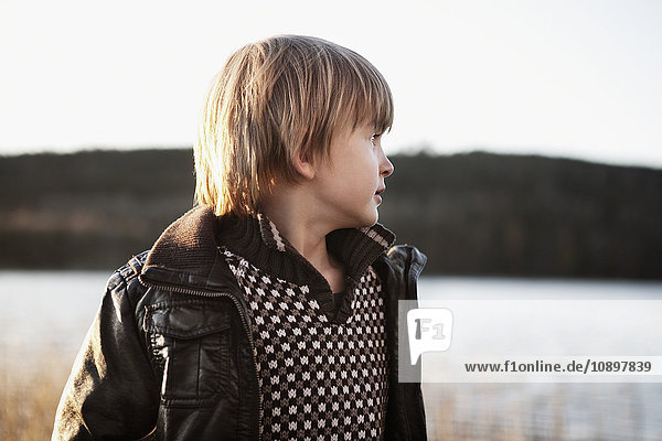 Schweden  Vastergotland  Frufallan  Portrait des Jungen (4-5) mit See im Hintergrund