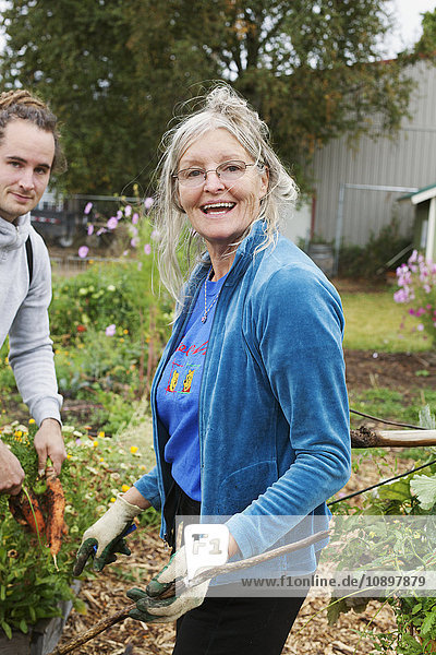 USA Idaho Sandpoint Mann und Frau bei der Arbeit im Hausgarten
