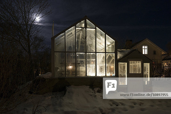 Schweden  Sodermanland  Stigtomta  Außenansicht beleuchtetes Gewächshaus bei Nacht