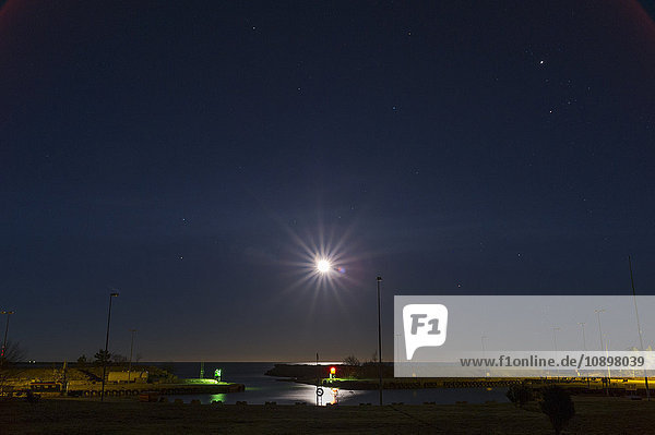 Schweden  Gotland  Vandburg  Beleuchtete Marina auf See bei Nacht