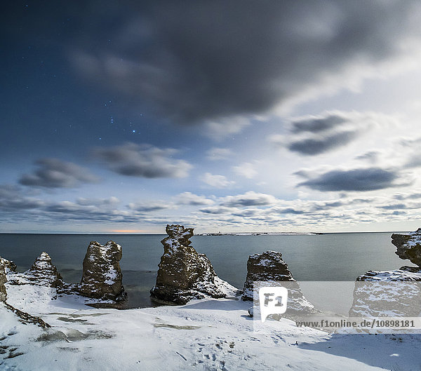 Schweden  Gotland  Holmhallar  Felsformationen im Schnee an der Küste