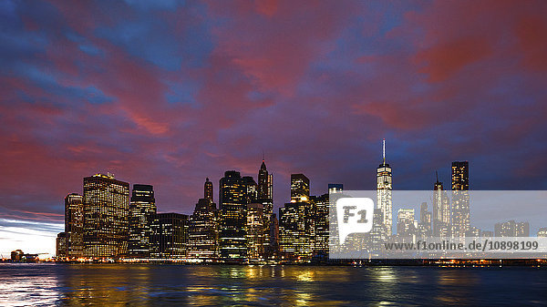 USA  New York State  New York City  Manhattan  Beleuchtete Wolkenkratzer bei Sonnenuntergang