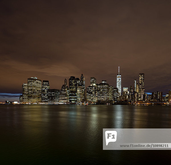 USA  New York State  New York City  Manhattan  Beleuchtete Wolkenkratzer bei Nacht