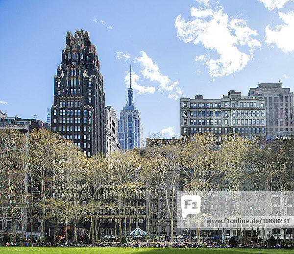 USA  New York State  New York City  Manhattan  Bryant Park mit Wolkenkratzern im Hintergrund