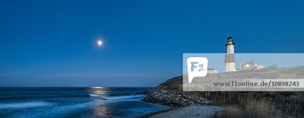 USA  New York State  Long Island  Montauk Point  Leuchtturm an der Küste bei Nacht