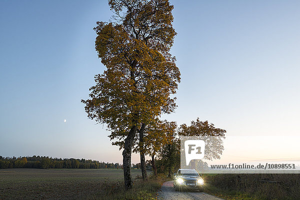 Schweden  Sodermanland  Stigtomta  Auto auf Feldweg in ländlicher Landschaft