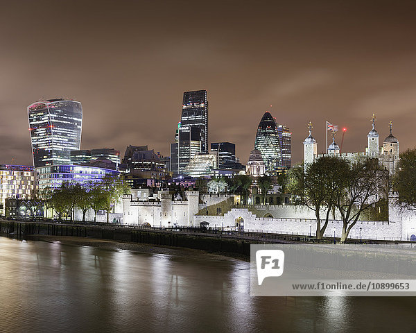 UK  England  London  Tower of London und beleuchtete Innenstadt City bei Nacht