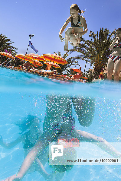 Italien Sardinien Alghero Mutter beobachtet Kinder (14-15 16-17) beim Eintauchen ins Schwimmbad