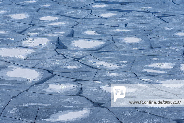 Schweden  Gefrorenes Eis auf dem Wasser