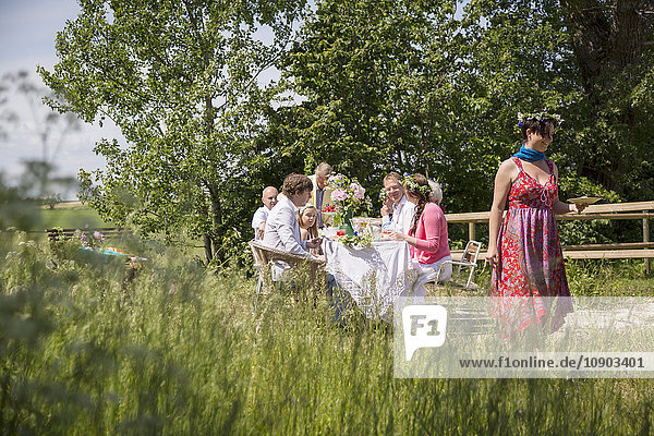 Schweden, Skane, Familie mit einem Kind (8-9) bei Mittsommerfesten