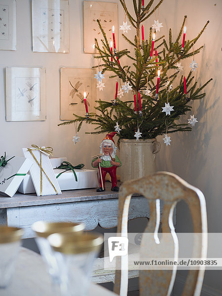 Schweden  Weihnachtsbaum und Elfenfiguren