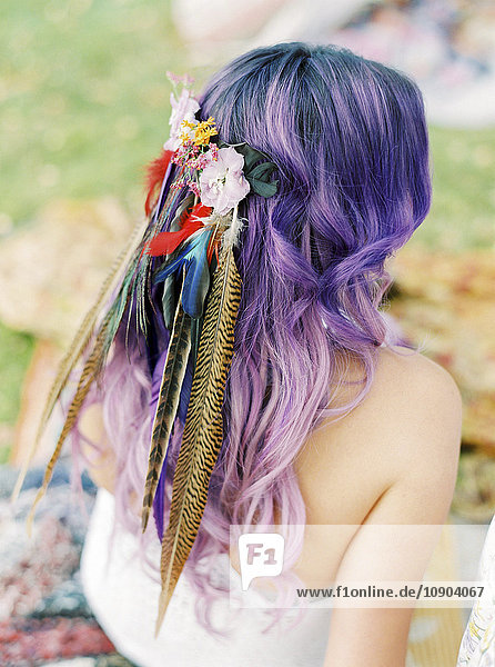 Schweden  Braut mit Blumen und Federn in violettem Haar bei Hippie-Hochzeit