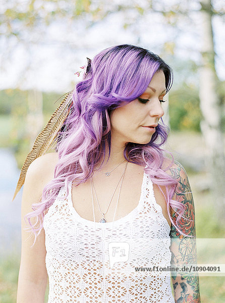 Schweden  Braut mit langen lila Haaren und Tattoo bei Hippie-Hochzeit