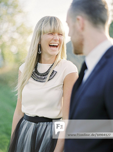 Schweden  Porträt der lachenden Braut und des Bräutigams
