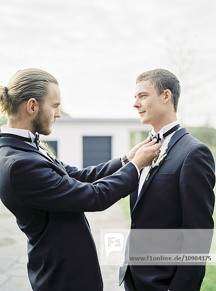 Schweden  Bräutigam Anpassung partner´s Fliege bei Homosexuell Hochzeit