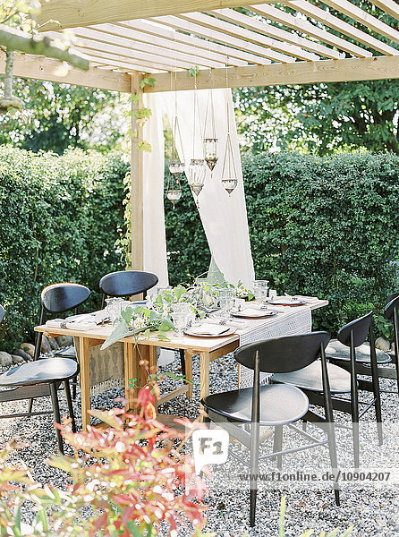 Schweden  Tisch unter Pavillon im Garten