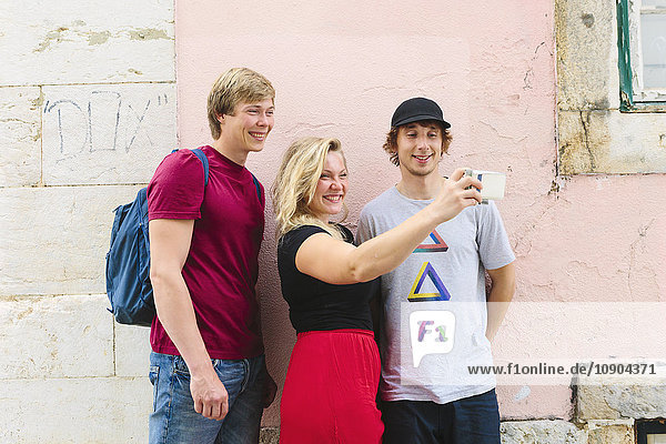 Portugal Lissabon Drei Touristen die Selfie nehmen