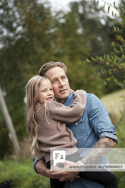 Finland Uusimaa Raasepori Karjaa Father with his daughter (6-7) looking at view