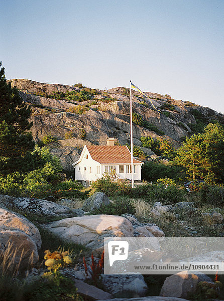 Schweden  Bohuslan  Fjallbacka  Haus auf Felsen unter freiem Himmel