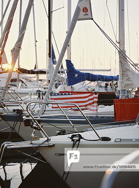 Schweden  Bohuslan  Fjallbacka  Segelboote am Hafen bei Sonnenuntergang festgemacht