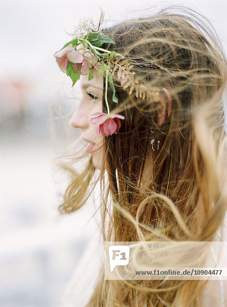 Schweden  Halland  Varberg  Profil der jungen Frau mit Blumen im Haar