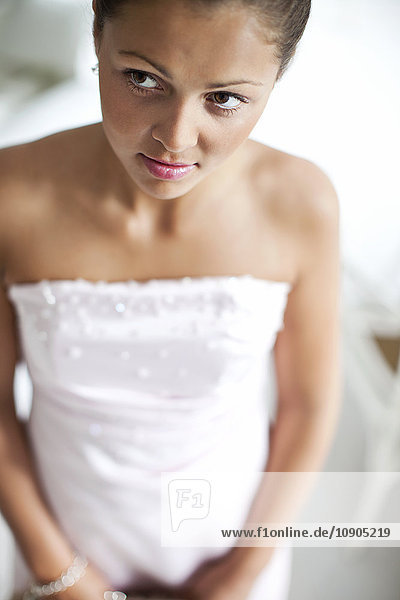 Schweden Junge Frau im Brautkleid
