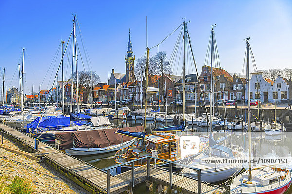 Niederlande  Veere  Blick auf Stadt und Hafen mit vertäuten Segelbooten im Vordergrund