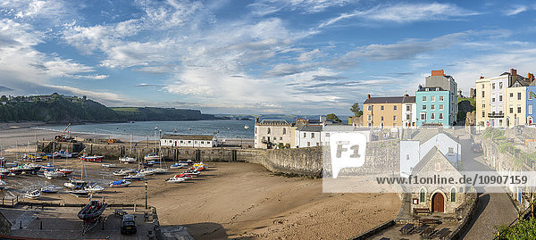 UK, Wales, Pembrokeshire, Tenby, Blick auf den Hafen