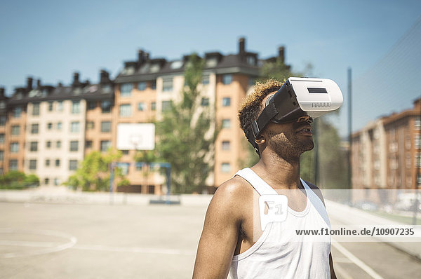 Junger Mann mit Virtual-Reality-Brille