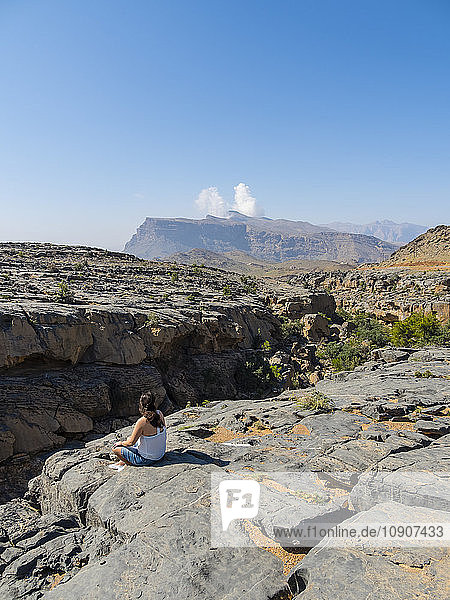 Oman Jebel Shams woman sitting on viewing point