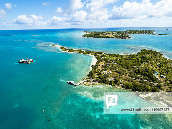 Westindien  Antigua und Barbuda  Antigua  Maiden Island  im Hintergrund Long Island