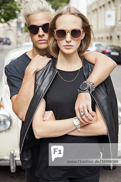 Portrait eines coolen jungen Paares mit Sonnenbrille