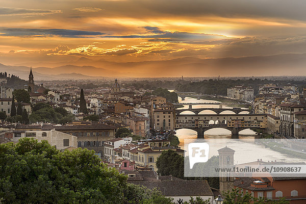 Italien  Toskana  Florenz  Historische Altstadt mit Arno und Ponte Vecchio bei Sonnenuntergang