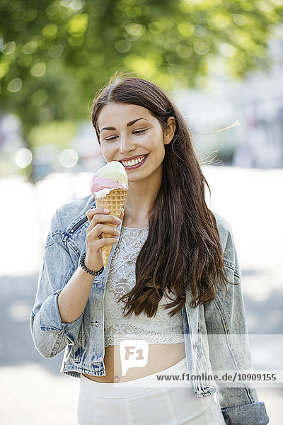 Lächelnde junge Frau mit Eistüte