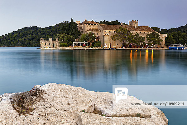 Kroatien  Dalmatien  Dubrovnik-Neretva  Insel Mljet  Insel St. Mary  Benediktinerkloster  Veliko jezero See