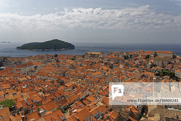 Kroatien  Dubrovnik  Blick von der Stadtmauer  Insel Lokrum und Altstadt