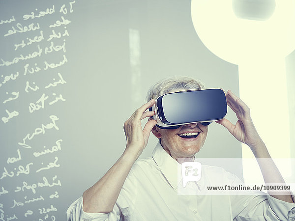 Seniorin mit Virtual Reality Brille