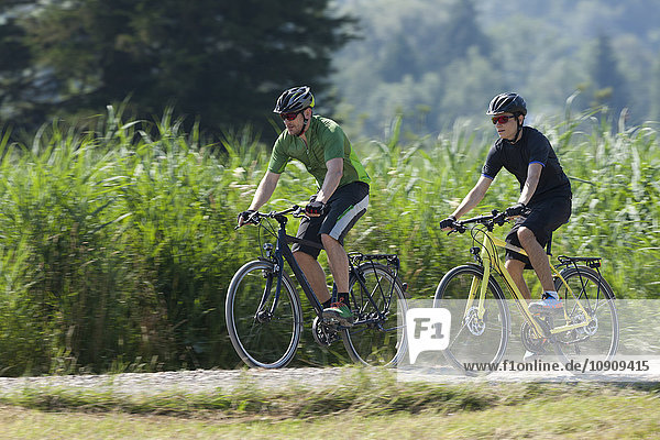 Mann und Jugendlicher auf einer Fahrradtour mit Trekkingrädern